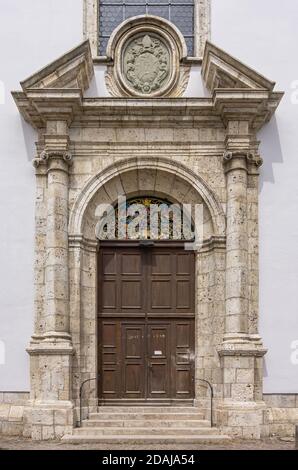 Portale della Konviktskirche (Chiesa Dormitorio) di Ehingen (Donau), Baden-Wurttemberg, Germania. Foto Stock