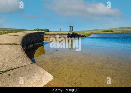 Malham Tarn è un lago glaciale nei pressi del villaggio di Malham nello Yorkshire Dales, Inghilterra Foto Stock