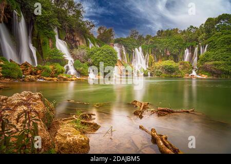 Le cascate di Kravica, spesso erroneamente chiamate Kravice, sono una grande cascata di tufo sul fiume Trebižat, nel cuore carsico dell'Erzegovina in Bosnia Foto Stock