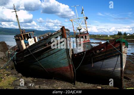 Abbandonate le imbarcazioni da pesca Herring come risultato di un'industria morente Salen Aros, Mull, Scozia Foto Stock