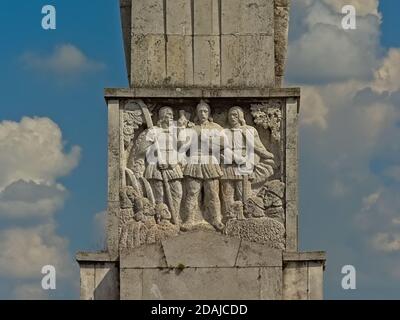 Bassorilievo di tre guerrieri, dettaglio del Monumento degli eroi rumeni nella vecchia cittadella di Alba Iulia, vista ad angolo basso. Foto Stock