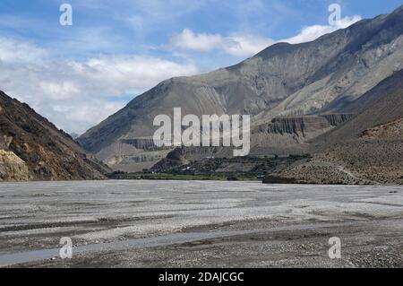 Il fiume disseccato del fiume Kali Gandaki, sullo sfondo delle montagne dell'Himalaya. Nepal. Mustang superiore. Foto Stock