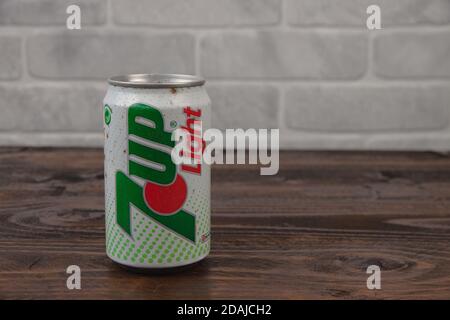 Una vecchia lattone di alluminio di 7up bevanda analcolica contro il muro di mattoni Foto Stock