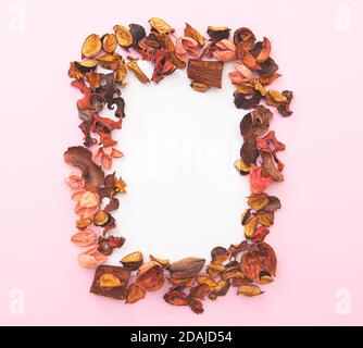 Disposizione per cartolina, petali secchi su sfondo rosa. Spazio per il testo Foto Stock