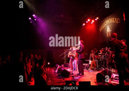 Il gruppo folk rock Bellowhead si esibisce dal vivo nel 2009 Foto Stock