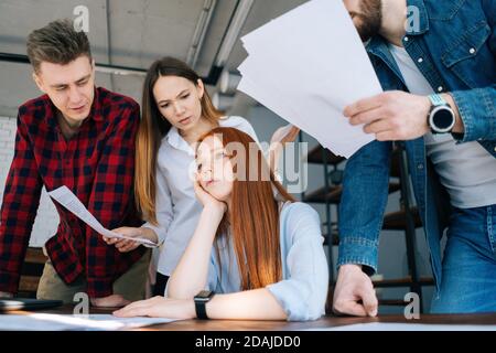 A basso angolo di esausta lavoratrice giovane sotto stress in ufficio. Foto Stock