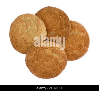 Vista dall'alto di quattro biscotti al gusto di cocco disposti e isolati su sfondo bianco. Foto Stock