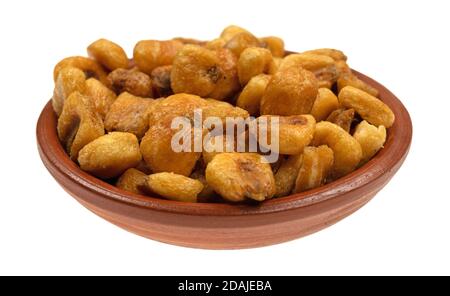 Piccola ciotola di creta di nocciole di mais organiche isolate su uno sfondo bianco. Foto Stock
