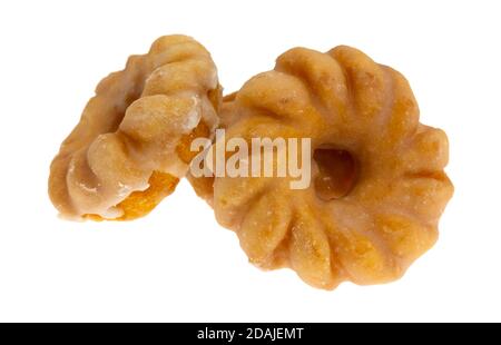 Vista laterale di tre crullers di dimensione dei morsi smaltati su uno sfondo bianco. Foto Stock