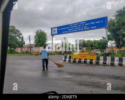 Indore, India - 22 agosto 2020: Strada di pulizia dei lavoratori fuori dall'aeroporto di Indore. Foto Stock