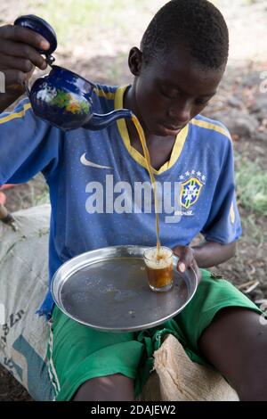 Selingue, Mali, 26 aprile 2015; preparazione di tè tradizionale come pausa dal caldo di metà giornata. Foto Stock