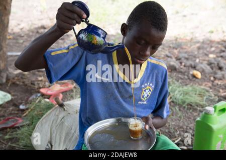 Selingue, Mali, 26 aprile 2015; preparazione di tè tradizionale come pausa dal caldo di metà giornata. Foto Stock