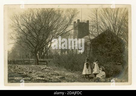 Cartolina originale dei primi anni del 1900 di tre giovani ragazze fuori dalla Chiesa di Cristo, (Chiesa di Thornton), Thornton-Cleveleys (vicino a Blackpool), Lancashire, Regno Unito pubblicato il 24 1905 aprile. Questa chiesa fu demolita nel 1972 e ne fu costruita una nuova al suo posto. Foto Stock