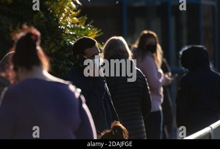 Le persone si accodano al Dimensions Leisure Centre di Stoke-on-Trent durante una sessione di test tenuta dal Stoke-on-Trent City Council utilizzando i test Covid-19 a flusso laterale appena forniti. Foto Stock