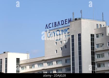 Sofia, Bulgaria – 12 novembre 2020 : Vista esterna dell'edificio dell'ospedale Acibadem City Clinic a Sofia Foto Stock