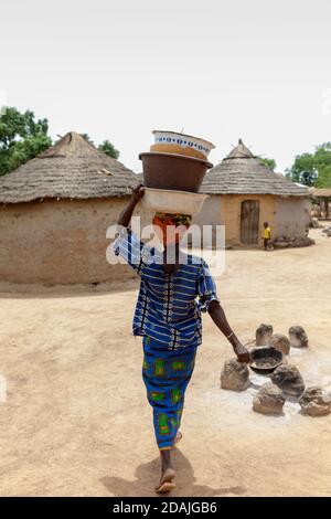 Delaba Koro, villaggio 60 km da Selingue, Mali, 27 aprile 2015; questo villaggio ha preso molte persone sfollate dalla diga. La moglie di Oualama Doumbia si prepara con il cibo che ha fatto per vendere ai lavoratori delle miniere a diversi chilometri di distanza. Foto Stock