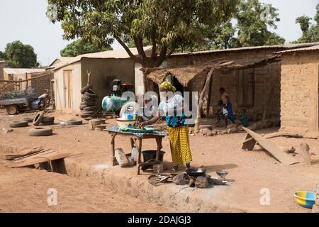 Villaggio di Tanga, regione di Selingue, Mali, 27 aprile 2015; le persone sono state spostate in questo villaggio da Tanga Koro quando la diga è stata costruita. Foto Stock