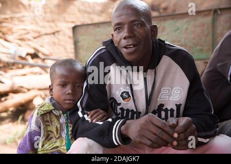 Tanga Village, regione Selingue, Mali, 27 aprile 2015; Mamadou Camara, 42, è un coltivatore. Da ragazzo di 12 anni visse con la sua famiglia a Tangakoro, vicino al fiume prima della costruzione della diga. La vita era più facile lì, l'acqua era abbondante sia per il bestiame che per la gente, la terra era buona e crebbero molto cibo. La gente è stata spostata in questo villaggio da Tanga Koro quando la diga è stata costruita. Furono costretti a trasferirsi nel villaggio di Tanga a causa della diga. I suoi genitori hanno sofferto particolarmente perché qui a Tanga non c'è una buona terra, e non abbastanza acqua potabile. Vorrebbe coltivare le verdure ma il Foto Stock