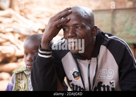 Tanga Village, regione Selingue, Mali, 27 aprile 2015; Mamadou Camara, 42, è un coltivatore. Da ragazzo di 12 anni visse con la sua famiglia a Tangakoro, vicino al fiume prima della costruzione della diga. La vita era più facile lì, l'acqua era abbondante sia per il bestiame che per la gente, la terra era buona e crebbero molto cibo. La gente è stata spostata in questo villaggio da Tanga Koro quando la diga è stata costruita. Furono costretti a trasferirsi nel villaggio di Tanga a causa della diga. I suoi genitori hanno sofferto particolarmente perché qui a Tanga non c'è una buona terra, e non abbastanza acqua potabile. Vorrebbe coltivare le verdure ma il Foto Stock