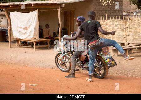 Villaggio di Tanga, regione di Selingue, Mali, 27 aprile 2015; gli adolescenti si sono dati il via sulla loro moto. Foto Stock