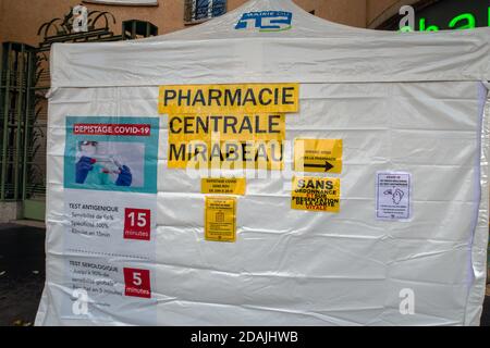 Covid-19 Prove mediche rapide tenda di fronte ad una farmacia Foto Stock