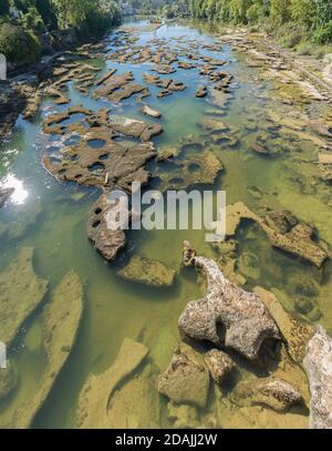 Pont De Poitte, Francia - 09 04 2020: Vista delle pentole da cucina dal ponte di Poitte Foto Stock