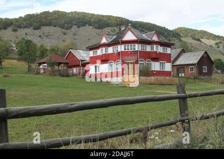 Sirnea, Contea di Brasov, Romania. Casa tradizionale in montagna, con una facciata coperta di tegole di legno. Foto Stock