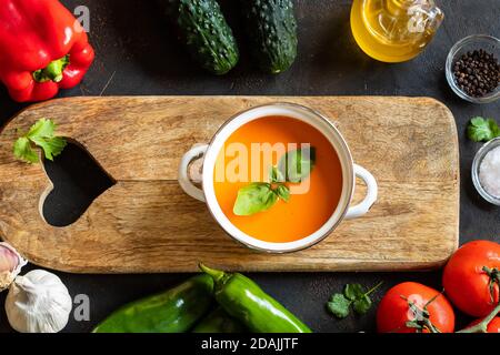 Gazpacho andaluso rinfrescante pomodoro e altre verdure Foto Stock