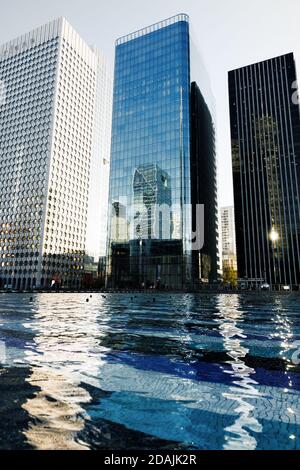 PARIGI, FRANCIA - 07 novembre 2017: Architettura moderna ed edifici nel quartiere degli affari di Parigi. Grattacieli con facciata in vetro. Luce e riflessi Foto Stock