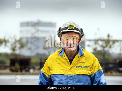 Operaio che entra nello stabilimento di acciaio laminato a freddo presso la fabbrica di acciaio Tata A Port Talbot, Galles del Sud Foto Stock