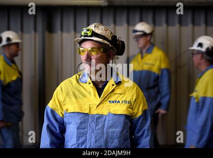 Lavoratori presso l'impianto siderurgico a freddo della acciaieria Tata A Port Talbot, Galles del Sud