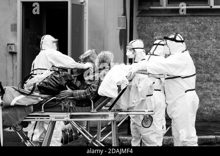 Napoli, Italia. 13 Nov 2020. 11/13/2020 Napoli, all'ospedale Antonio Cardarelli di Napoli, i malati continuano ad arrivare in condizioni critiche e con mancanza di ossigeno. Credit: Fabio Sasso/ZUMA Wire/Alamy Live News Foto Stock