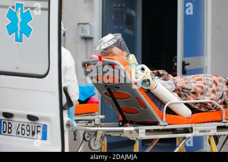 Napoli, Italia. 13 Nov 2020. 11/13/2020 Napoli, all'ospedale Antonio Cardarelli di Napoli, i malati continuano ad arrivare in condizioni critiche e con mancanza di ossigeno. Credit: Fabio Sasso/ZUMA Wire/Alamy Live News Foto Stock