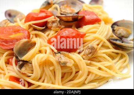 Spaghetti con condimento di pomodori Piennolo della Campania e. vongole Foto Stock