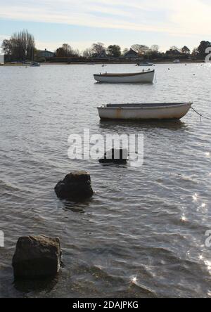 Barche a remi ormeggiate a Bosham, porto di Chichester. Foto Stock