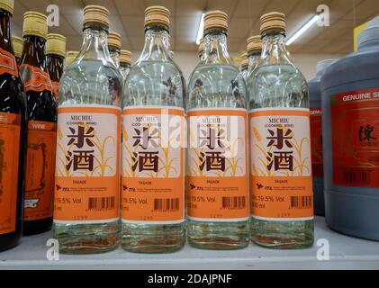 Vino di riso sullo scaffale di un supermercato cinese. Foto Stock