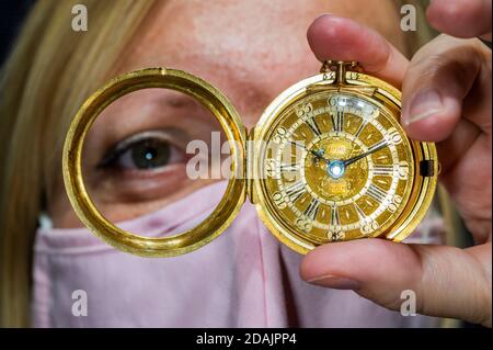 Londra, Regno Unito. 13 Nov 2020. Thomas Tompion, un orologio tascabile con coppia di vento chiave oro, London Hallmark per 1700, est £8,000 - 10,000 - Anteprima degli orologi e orologi da polso Bonhams in vendita con più di 150 orologi storici e moderni, guidati da un trio di storici orologi da tasca. La vendita si svolgerà alle 13.00 del 17 novembre a Knightsbridge. Credit: Guy Bell/Alamy Live News Foto Stock