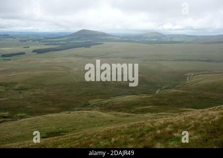 La Old Coach Road per Matterdale a Hausewell Brow con il Parco Nazionale del Distretto dei Laghi di Wainwrights 'Great & Little Mell Fell'. Cumbria, Inghilterra, Regno Unito. Foto Stock