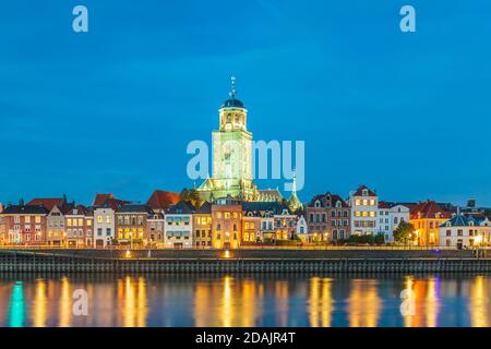 Vista serale della città olandese di Deventer a Overijssel Con il fiume IJssel di fronte Foto Stock