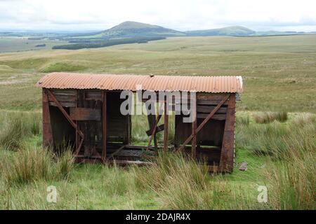 Carrozza ferroviaria dalla Old Coach Road a Matterdale a Hausewell Brow con il Parco Nazionale del Distretto dei Laghi di Wainwrights 'Great & Little Mell Fell'. Foto Stock