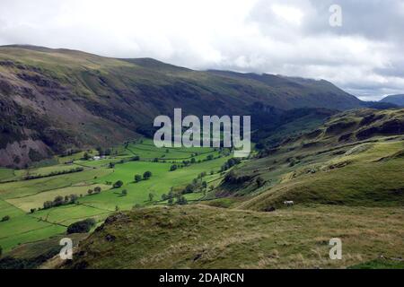 La Valle di St John's nel vale The Dodd's e la catena di Helvellyn dal Wainwright ''High Rigg' nel Lake District National Park, Cumbria. REGNO UNITO, Foto Stock