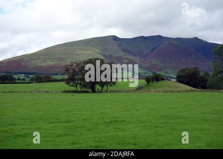 La gamma Blencathra di Wainwrights dal ponte Wanthwaite a St John's in the vale nel Lake District National Park, Cumbria, Regno Unito, Foto Stock