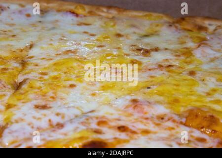 Quattro formato - pizza italiana con quattro tipi di formaggio Foto Stock