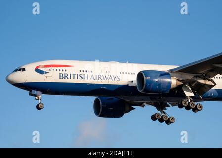 British Airways Boeing 777 aereo di linea G-VIIL in avvicinamento a terra all'aeroporto Heathrow di Londra, Regno Unito, durante il secondo blocco nazionale COVID 19 Foto Stock