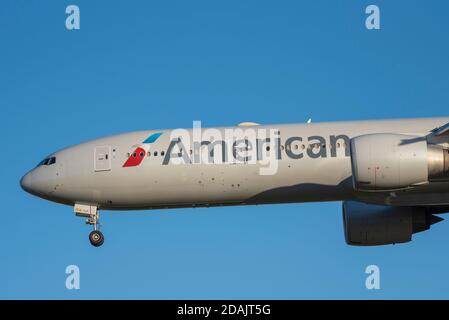 American Airlines Boeing 777 aereo di linea jet N730AN in avvicinamento all'atterraggio all'aeroporto di Londra Heathrow UK, durante il secondo blocco nazionale COVID 19 Foto Stock