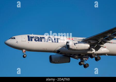 Iran Air Airbus A330 jet Airliner aereo EP-IJB in avvicinamento per atterrare all'aeroporto Heathrow di Londra, Regno Unito, durante il secondo blocco nazionale COVID 19 Foto Stock