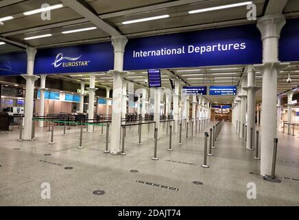 Vista di un terminale Eurostar vuoto a Londra St Pancras International a London.A settimana nella seconda Nationwide Lockdown in Inghilterra - aka Lockdown 2.0 - strade in alcune zone turistiche e di ospitalità di solito occupato a Londra sono praticamente deserte e viaggiare intorno alla città è molto ridotto. Foto Stock