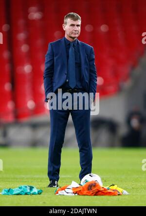 WEMBLEY, Regno Unito, NOVEMBRE 12: Il manager della Repubblica d'Irlanda Stephen Kenny durante il riscaldamento della pre-partita durante il amichevole internazionale tra it Foto Stock