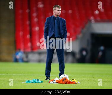 WEMBLEY, Regno Unito, NOVEMBRE 12: Il manager della Repubblica d'Irlanda Stephen Kenny durante il riscaldamento della pre-partita durante il amichevole internazionale tra it Foto Stock