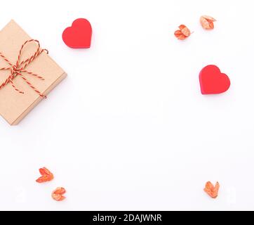 Composizione con cuori rossi, disposizione per cartolina, foto vacanza, spazio per testo Foto Stock